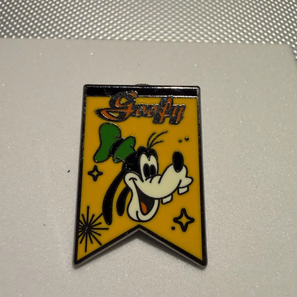 💙3/$20 DISNEY Goofy Enamel Pin with Yellow Background